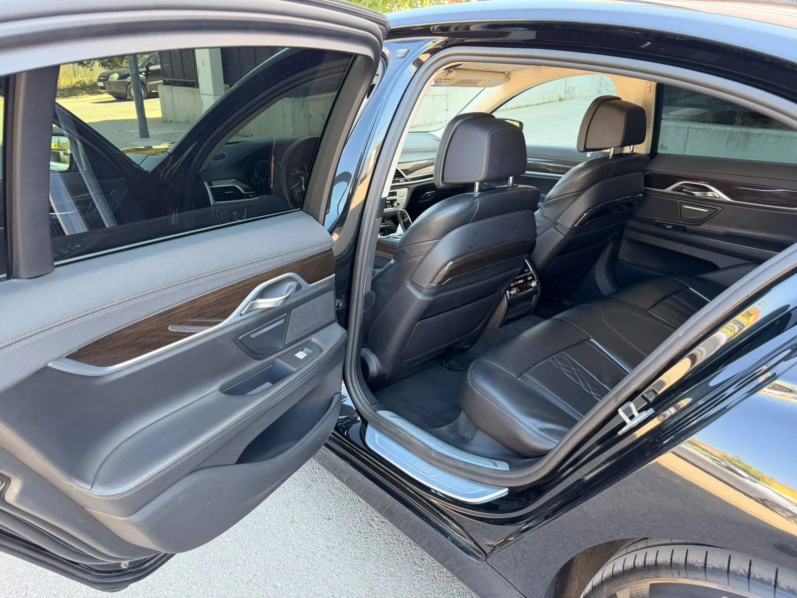 BMW 740 d* xDrive* Laser* Massage* Camera* HuD, снимка 12 - Автомобили и джипове - 55478259