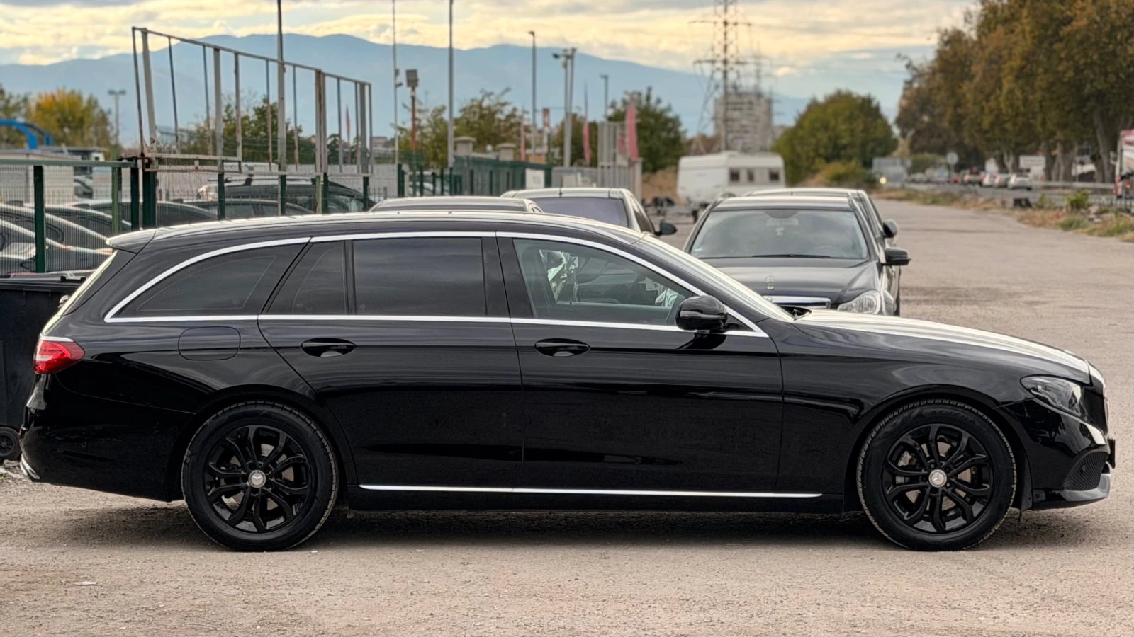 Mercedes-Benz E 220 d= Exclusive= Digital Cockpit= Burmester= Camera= , снимка 4 - Автомобили и джипове - 56746152