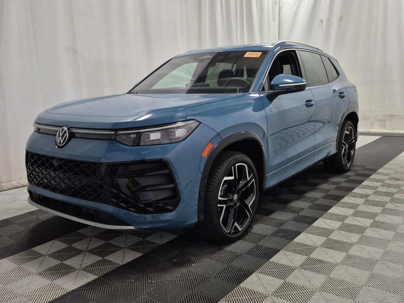VW Tiguan  HIGHLINE R LINE / ВСИЧКИ ЕКСТРИ ЗА МОДЕЛА 
