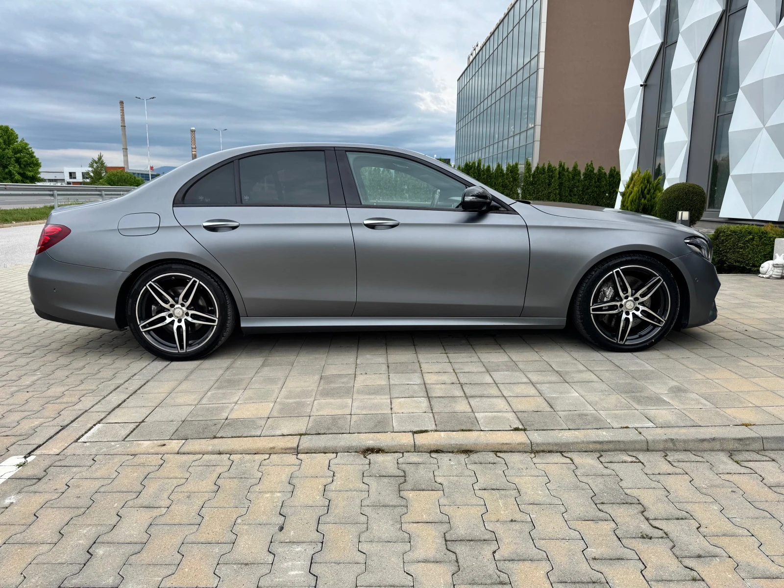 Mercedes-Benz E 350 AMG-DESIGNO-МАСАЖИ-ВАКУМ-360КАМЕРИ-BURMASTER-BLIND - изображение 4