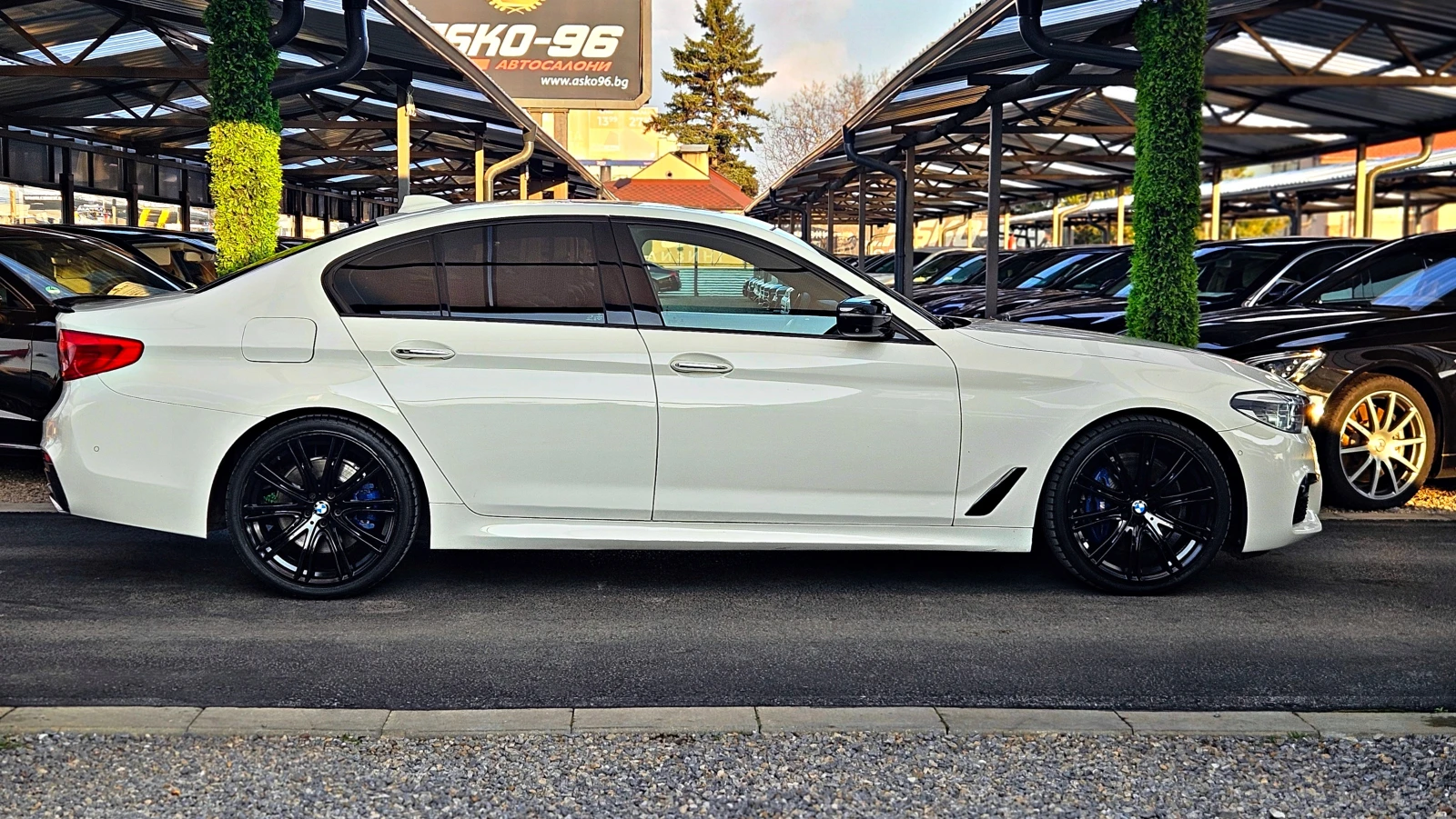 BMW 530 М/XD/SHADOW LINE/DIGITAL/3D CAMERA/HUD/ПАМЕТ/LIZIN, снимка 4 - Автомобили и джипове - 53743471