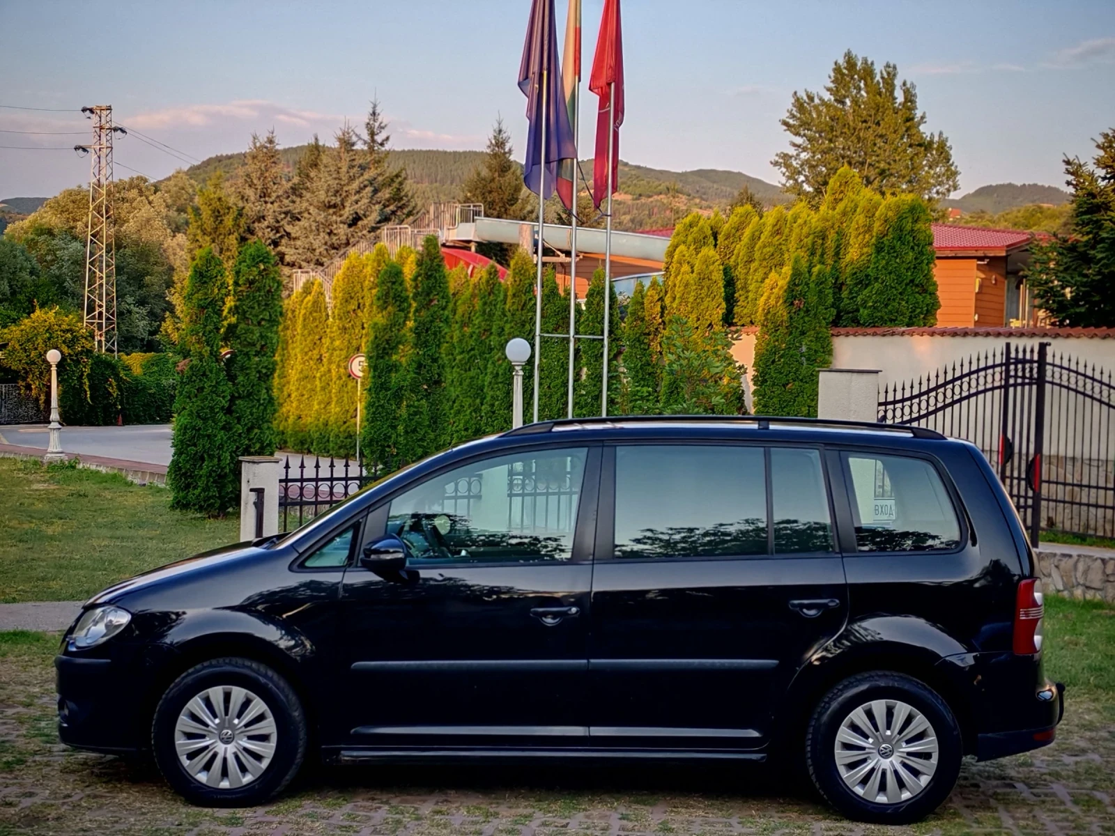VW Touran 1.9TDI(90)* FACELIFT* КЛИМАТИК* НОВ ВНОС* , снимка 4 - Автомобили и джипове - 55436222