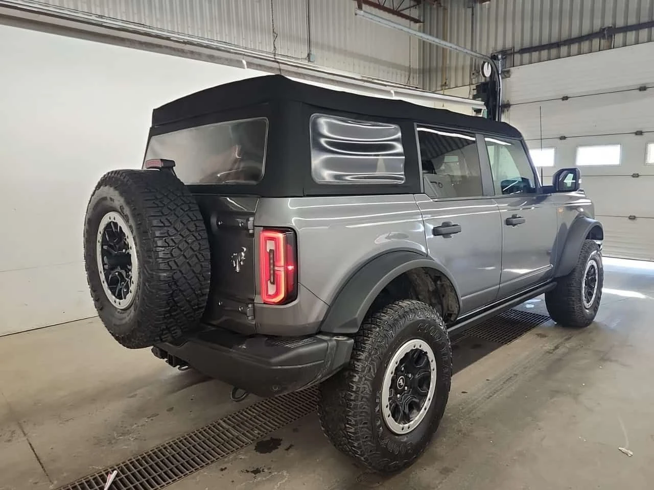 Ford Bronco * BADLANDS * CARFAX * БЕЗ ПЪРВОНАЧАЛНА ВНОСКА, снимка 3 - Автомобили и джипове - 54111301