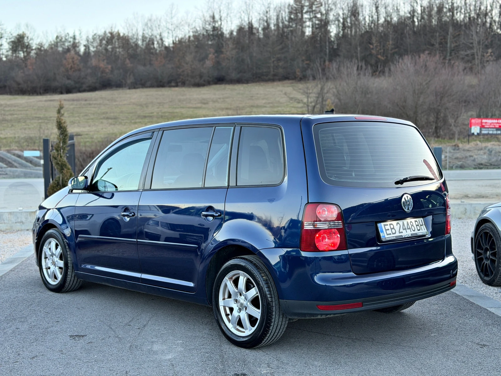 VW Touran ПОДГРЕВ 6 СКОРОСТИ  * ОБСЛУЖЕН* НОВИ ГУМИ, снимка 3 - Автомобили и джипове - 53786496
