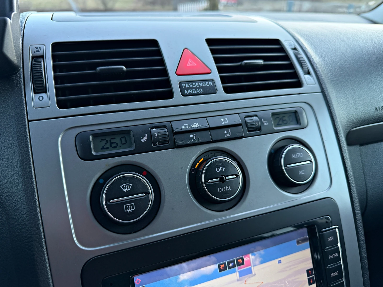 VW Touran ПОДГРЕВ 6 СКОРОСТИ  * ОБСЛУЖЕН* НОВИ ГУМИ, снимка 11 - Автомобили и джипове - 53786496