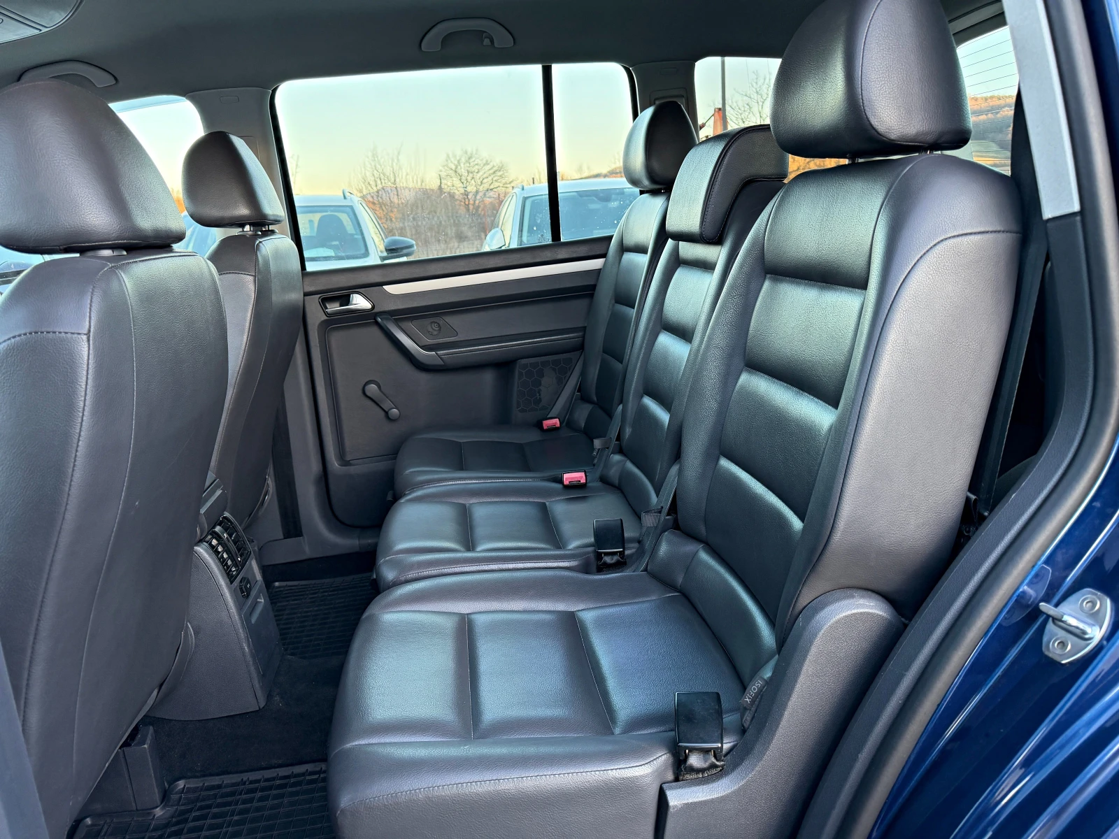 VW Touran ПОДГРЕВ 6 СКОРОСТИ  * ОБСЛУЖЕН* НОВИ ГУМИ, снимка 8 - Автомобили и джипове - 53786496