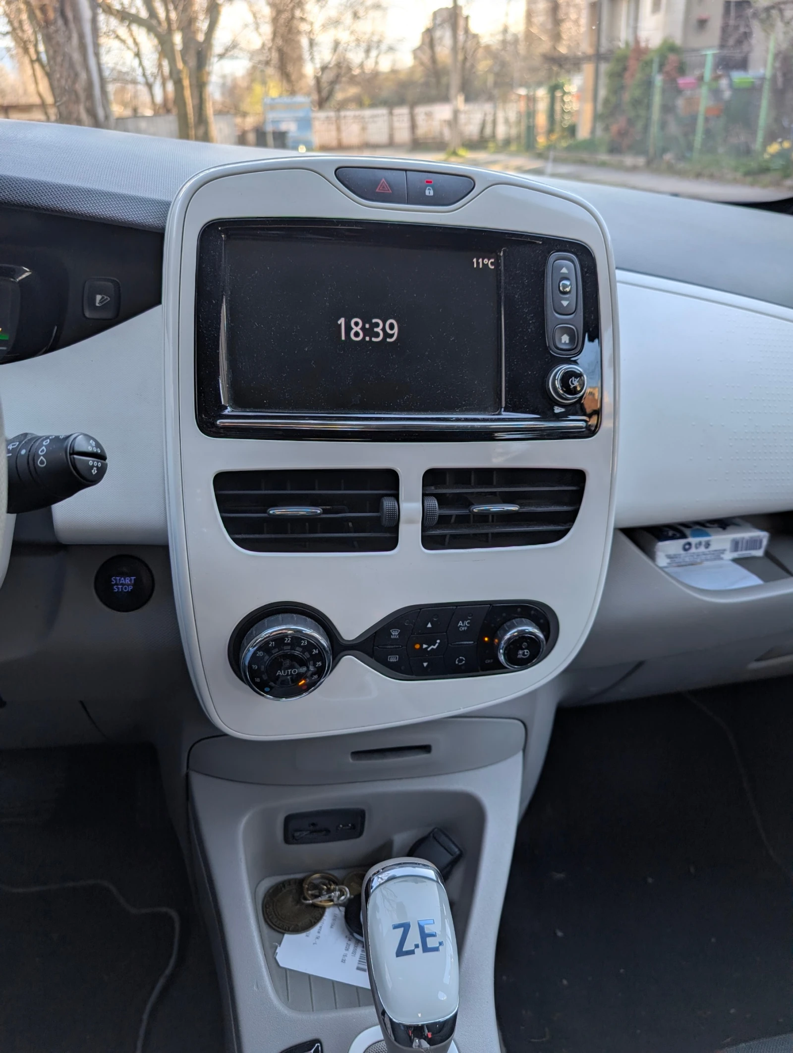 Renault Zoe, снимка 6 - Автомобили и джипове - 54151078