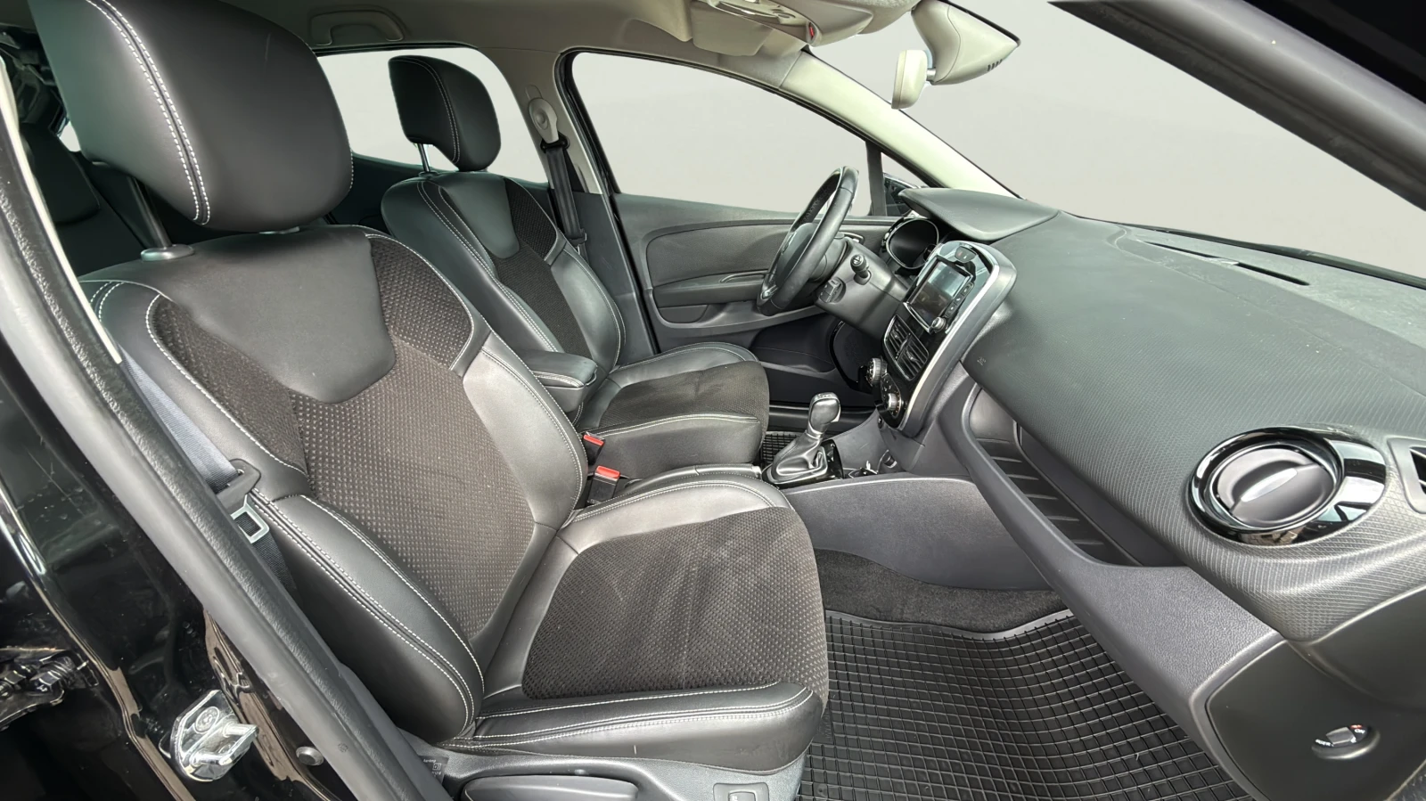 Renault Clio 1.2 i, снимка 11 - Автомобили и джипове - 55158048