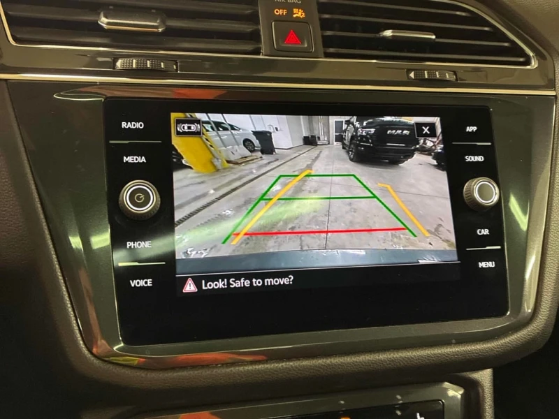 VW Tiguan * Comfortline R Line Black Edition * CARFAX * AWD , снимка 16 - Автомобили и джипове - 53251815