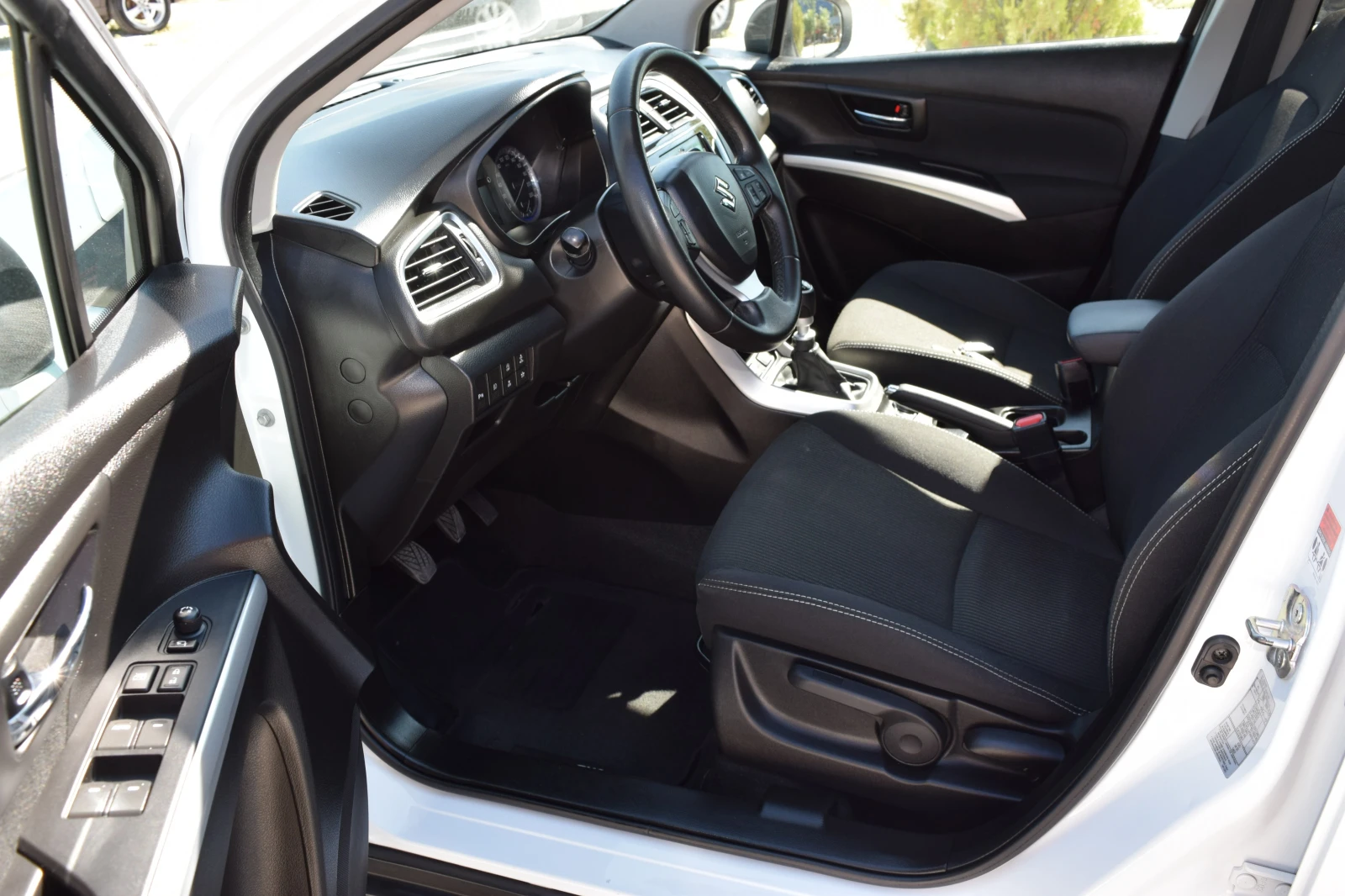 Suzuki SX4 S-Cross 1.6D* 4x4* Keyless* Нави* Камера* Дистроник* Подгр - изображение 9