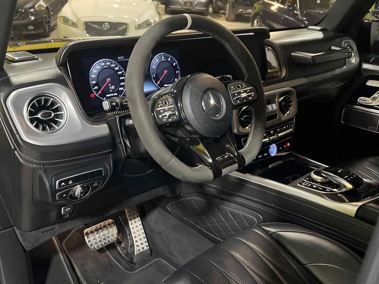 Mercedes-Benz G * AMG 63* МАСАЖ* ДИСТОРНИК* ОБДУХВАНЕ* КАМЕРИ*  , снимка 8 - Автомобили и джипове - 53994635