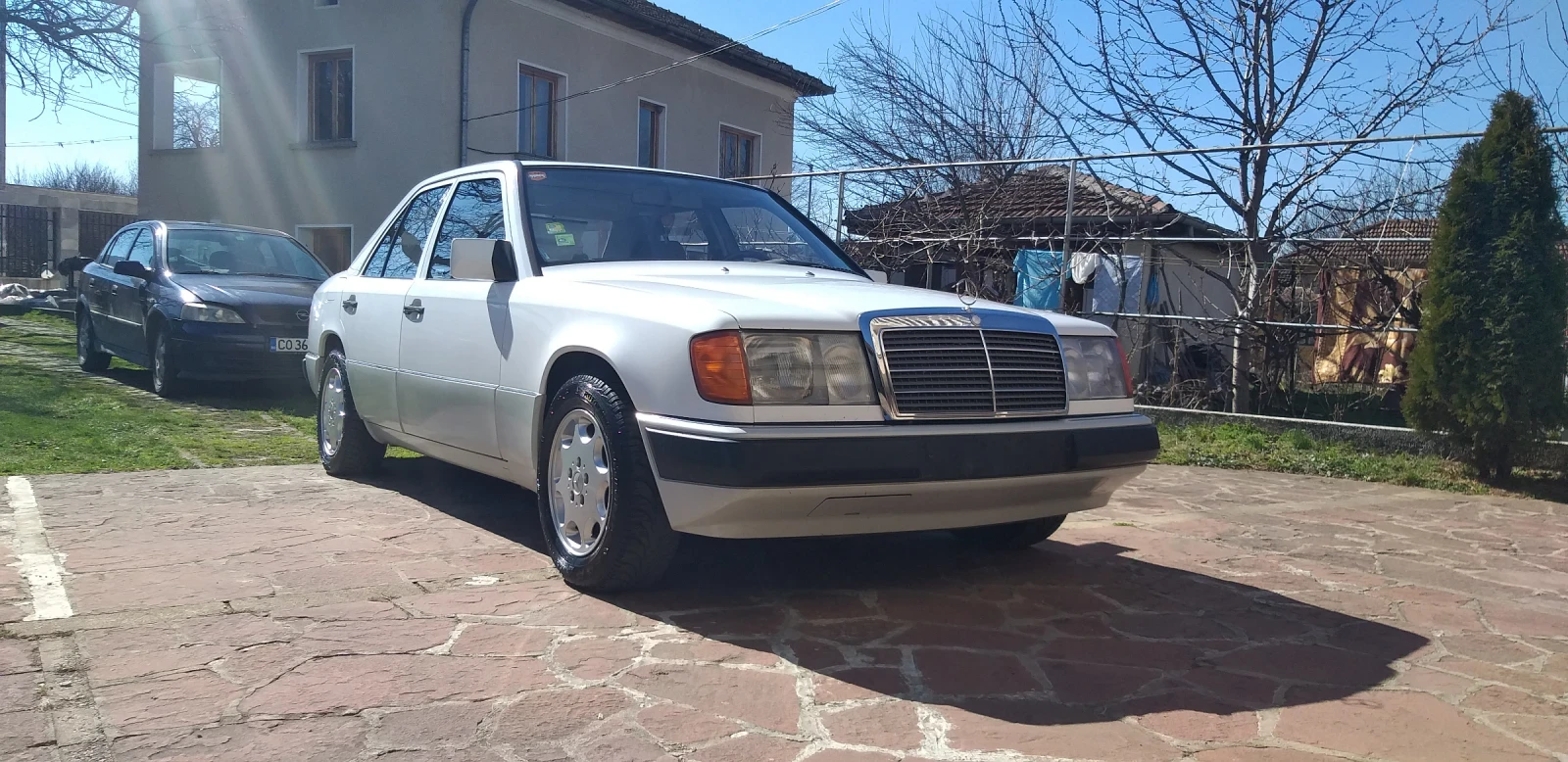 Mercedes-Benz 124 230E, снимка 2 - Автомобили и джипове - 54682911