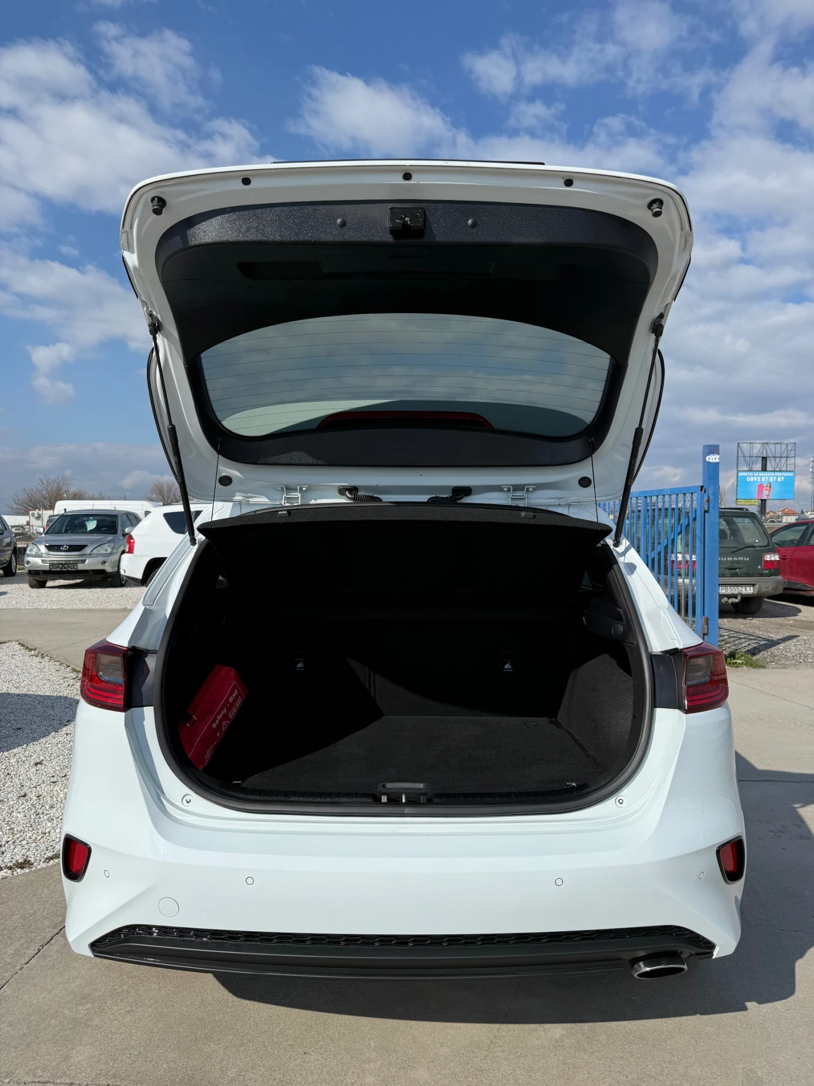Kia Ceed 1.4 GDi AUTOMATIC , снимка 15 - Автомобили и джипове - 55914518