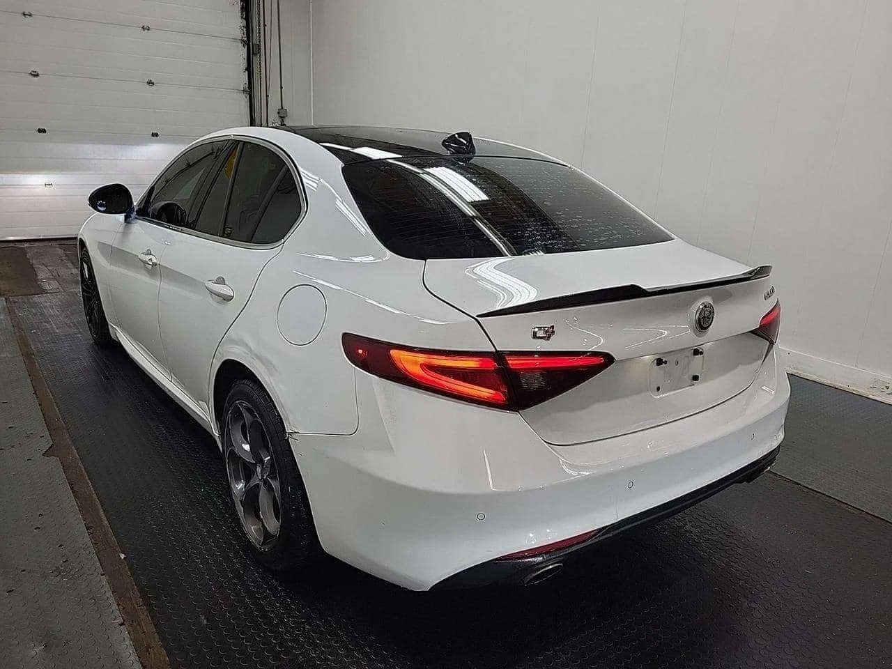 Alfa Romeo Giulia * 2.0 Turbo AWD | 8ZF | ROOF | CAM | RED INT  | Mobile.bg � ����������� 2