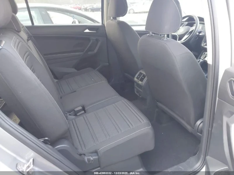 VW Tiguan 2.0T S, снимка 8 - Автомобили и джипове - 53200171