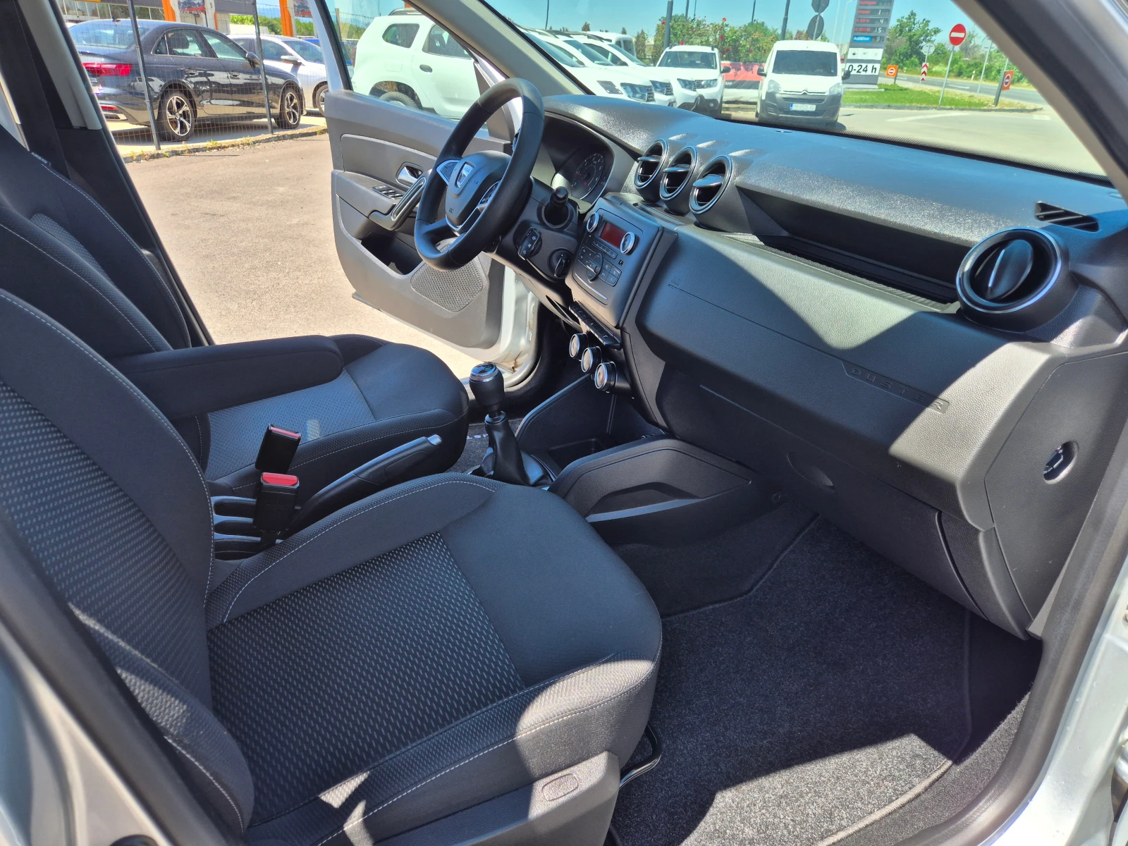 Dacia Duster 1.5 DCI 4x4 M/T, снимка 9 - Автомобили и джипове - 54718850