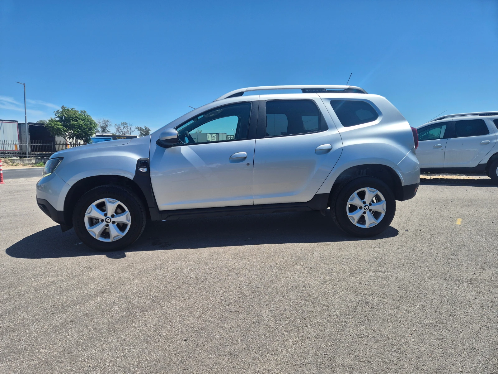 Dacia Duster 1.5 DCI 4x4 M/T, снимка 2 - Автомобили и джипове - 54718850