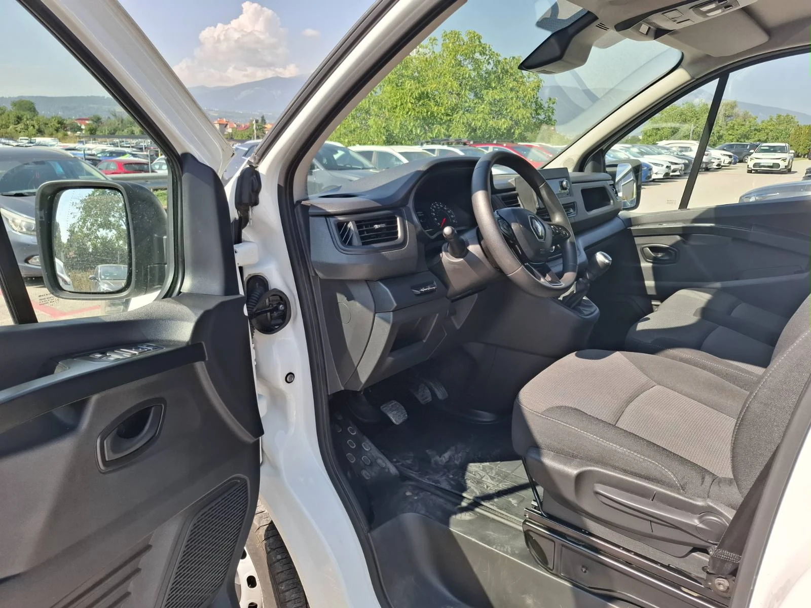 Renault Trafic 2.0 dci, снимка 9 - Бусове и автобуси - 56463845