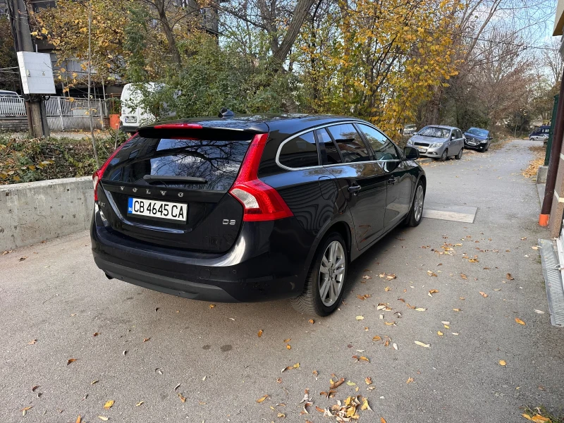 Volvo V60 2.0 D3, снимка 4 - Автомобили и джипове - 48032740