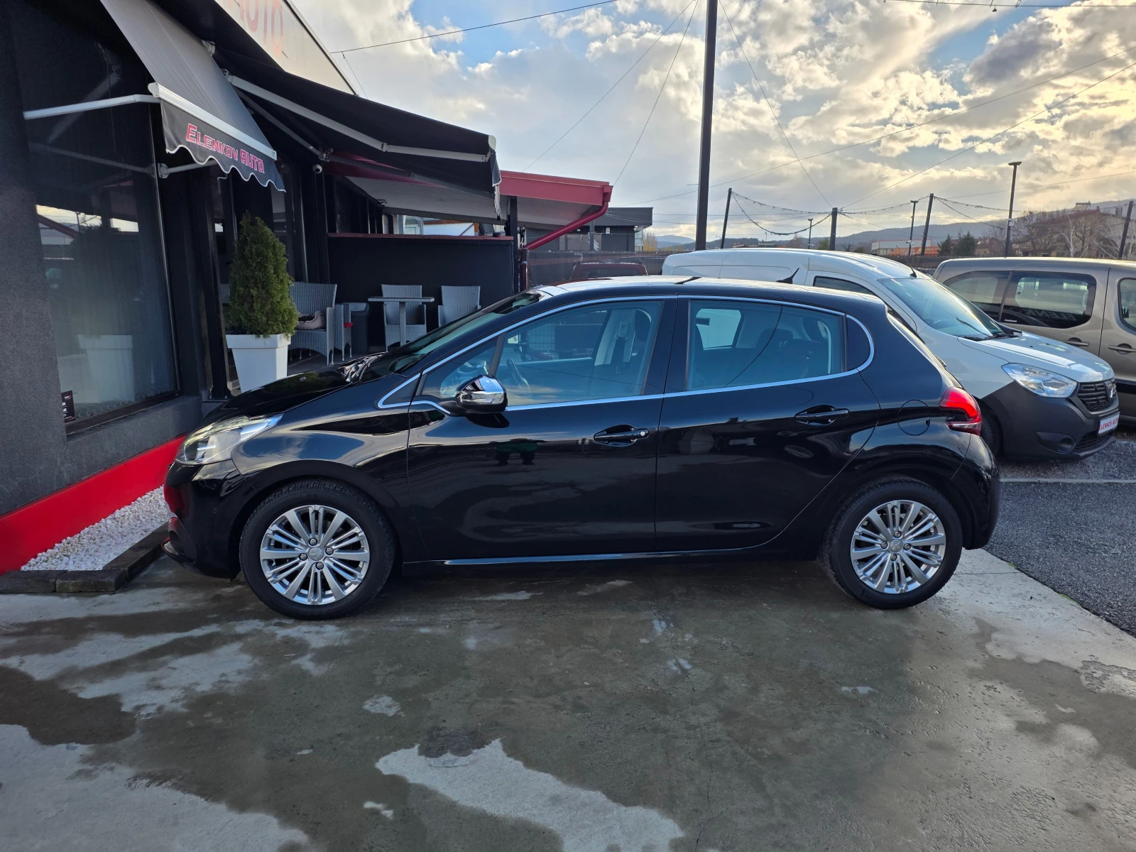 Peugeot 208 81774км 1.2I-110к.с EURO 6B-НАВИГАЦИЯ-ШВЕЙЦАРИЯ - изображение 7