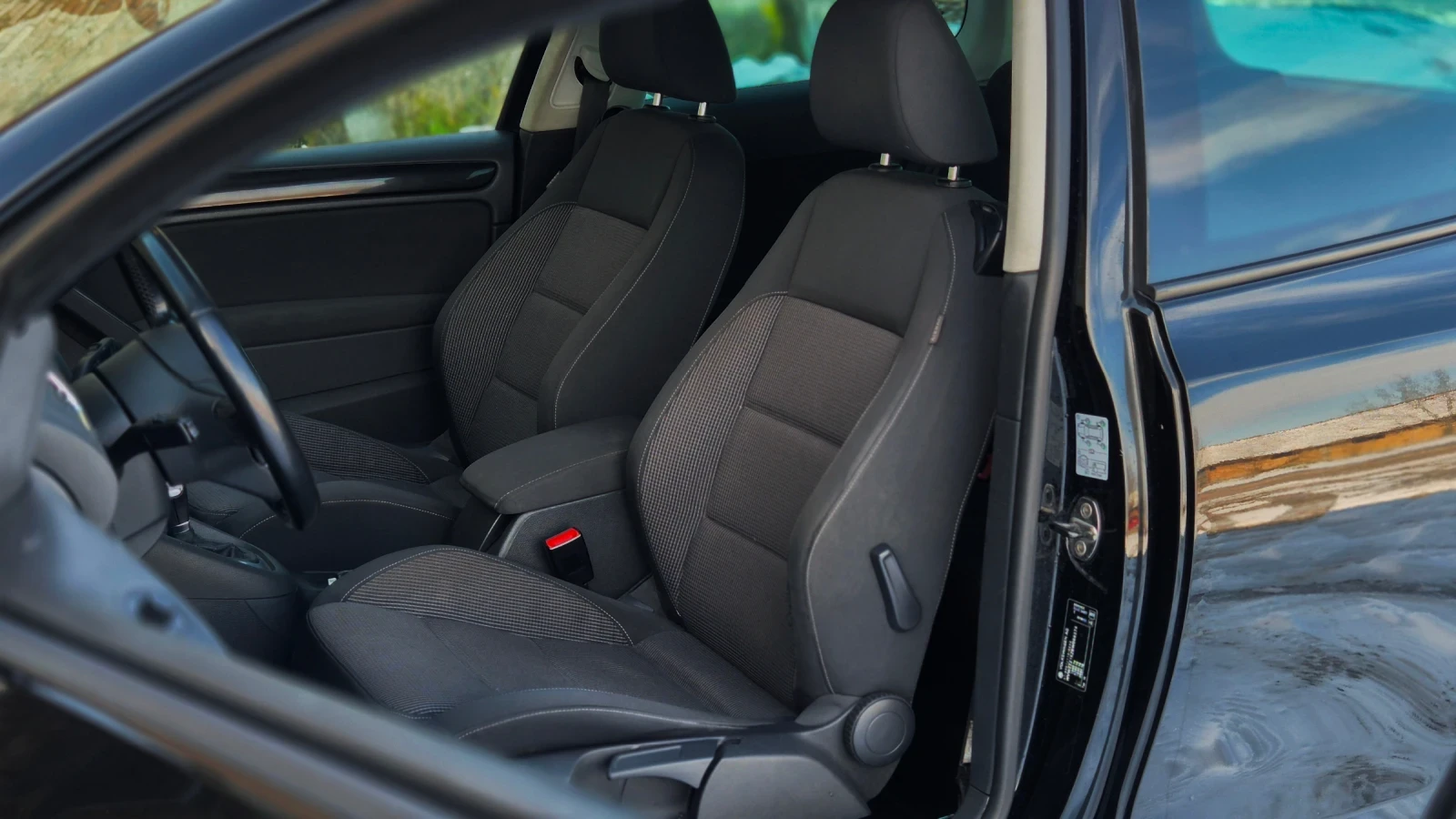 VW Golf 1.6 DSG6 Bi-xenon, снимка 7 - Автомобили и джипове - 53745522