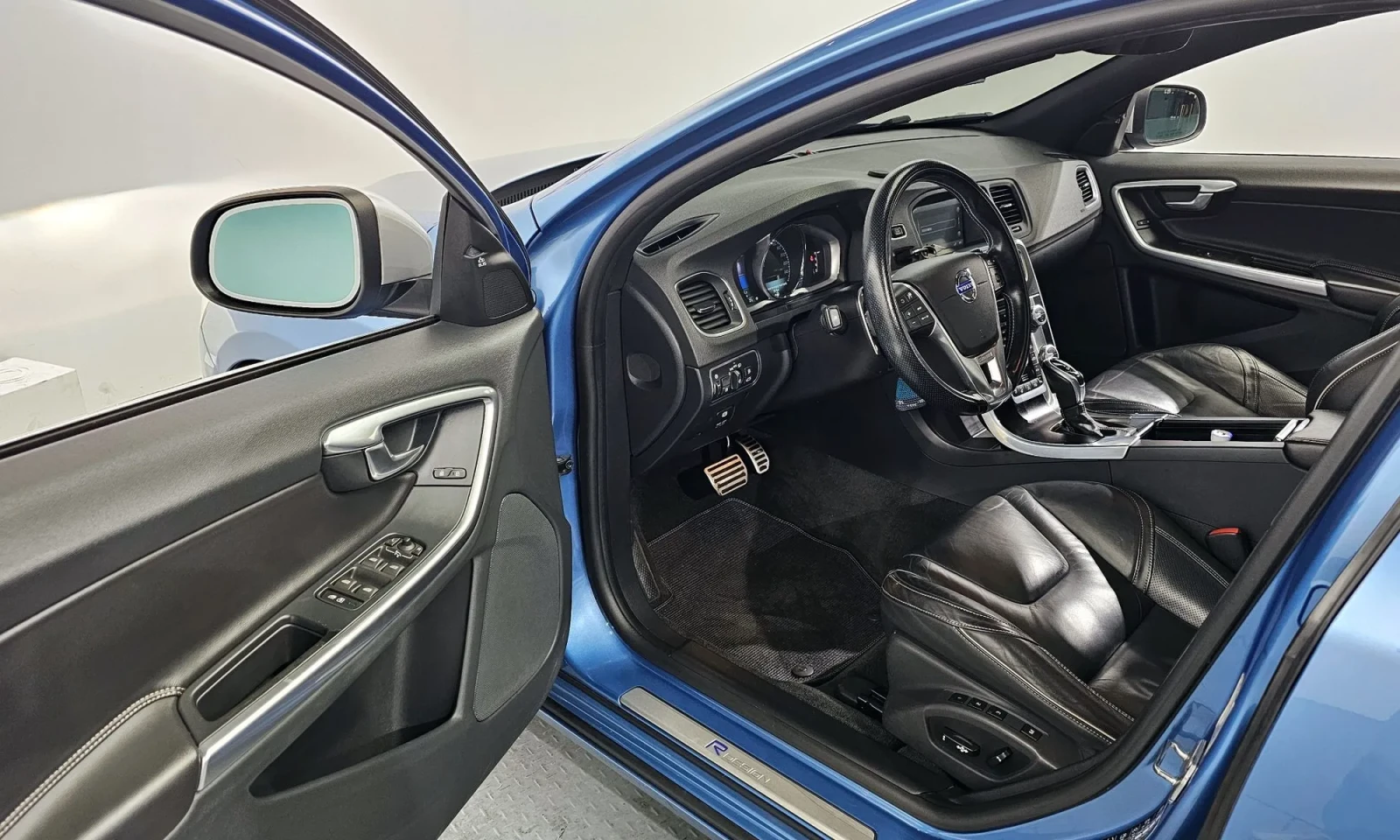 Volvo S60  T5 R-Design, снимка 6 - Автомобили и джипове - 54747419