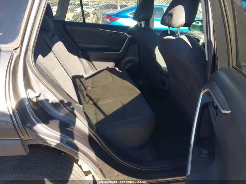 Toyota Rav4 LE, снимка 8 - Автомобили и джипове - 53203177