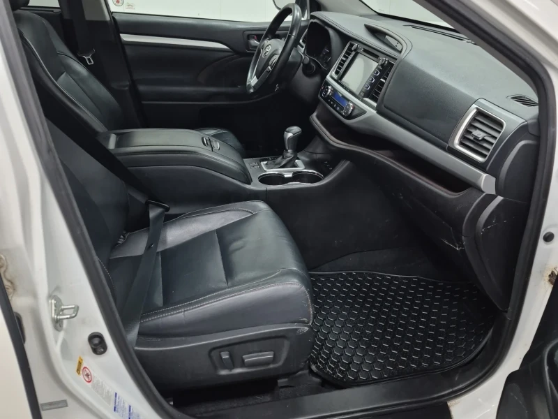 Toyota Highlander Hybrid XLE * * Черен Салон * * Carfax * * Carfax *, снимка 12 - Автомобили и джипове - 53436304