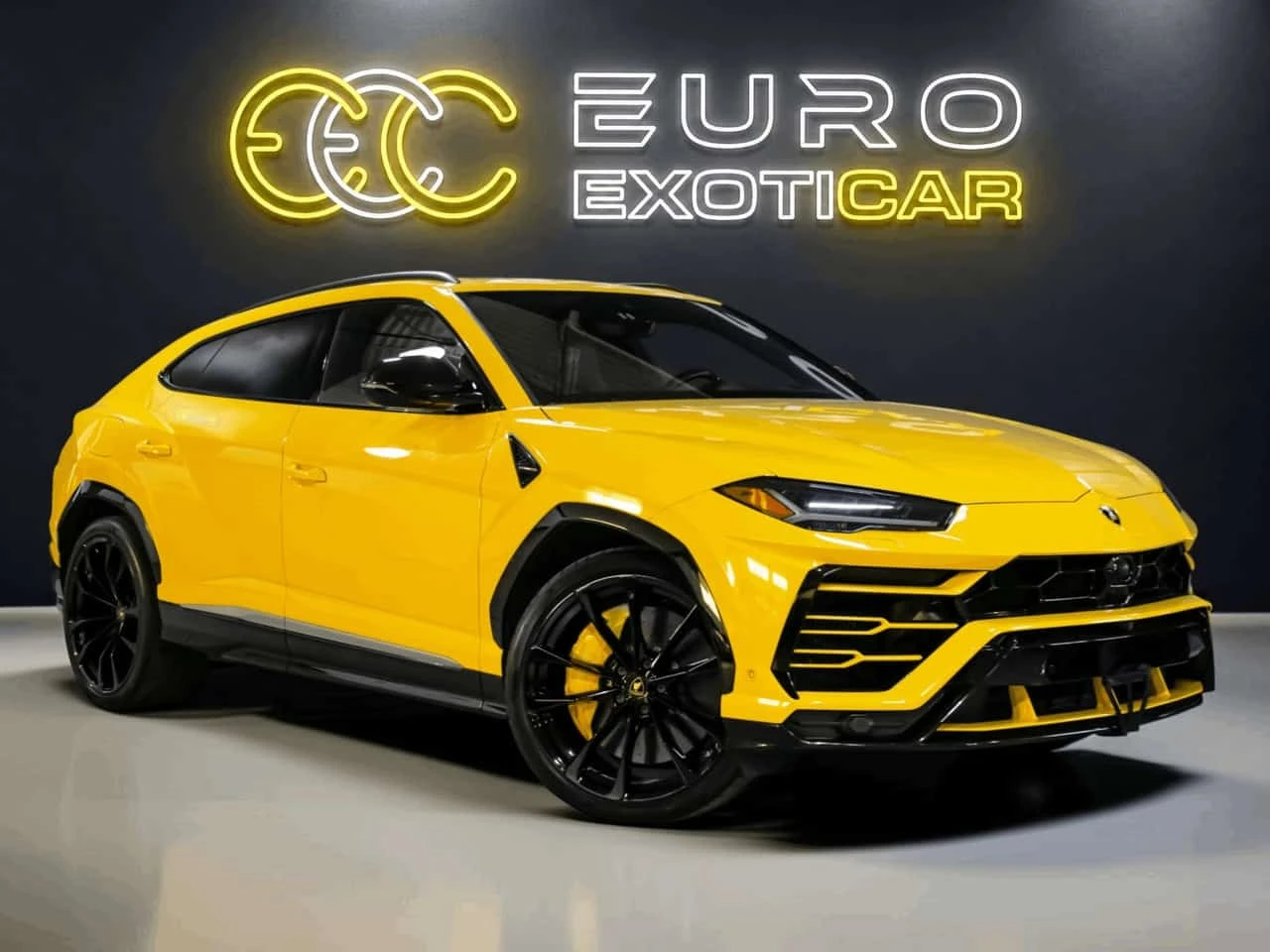 Lamborghini Urus YELLOW ON BLACK | 641 HP | AWD | CARBON CERAMIC 