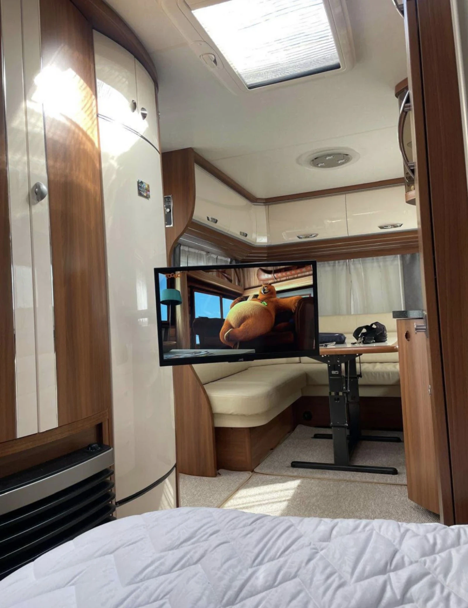 Каравана Hobby Premium 540 UFE, снимка 7 - Каравани и кемпери - 55382862