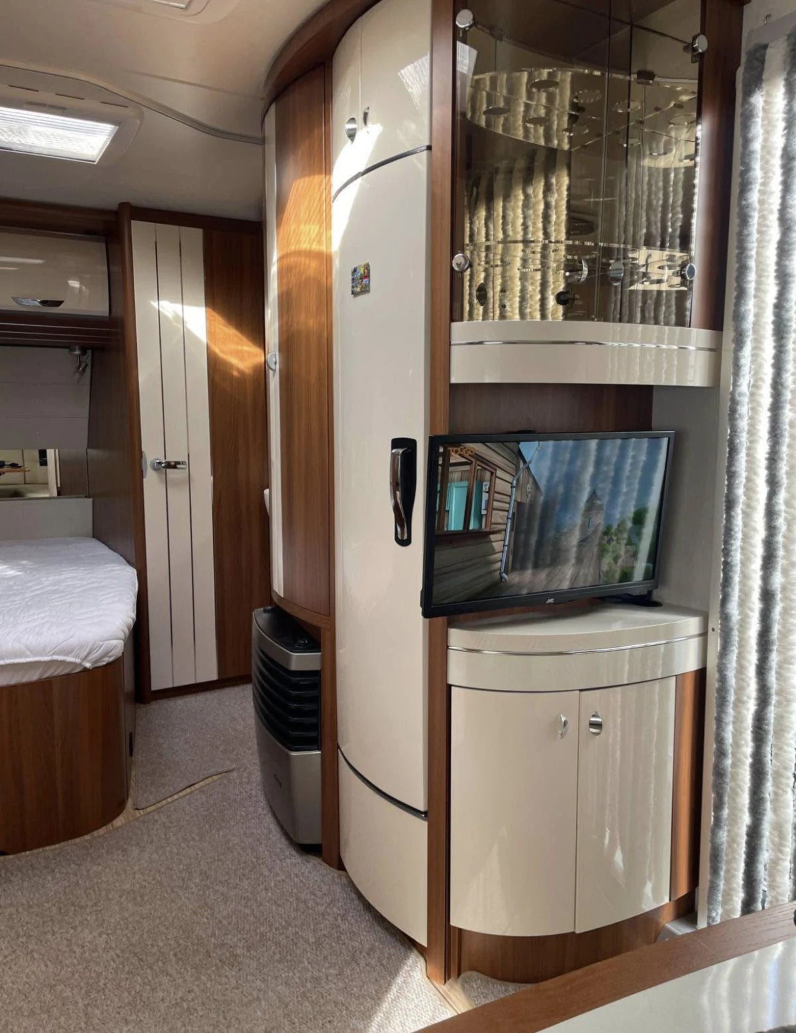Каравана Hobby Premium 540 UFE, снимка 11 - Каравани и кемпери - 55382862