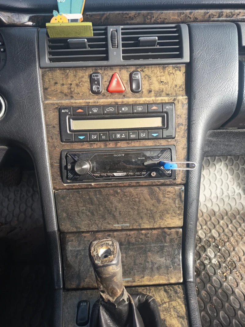 Mercedes-Benz E 200, снимка 10 - Автомобили и джипове - 52517509