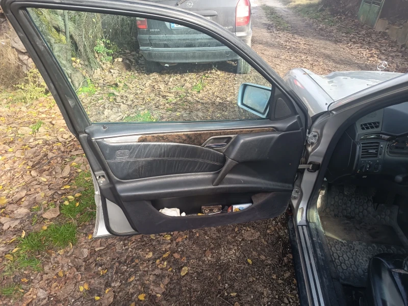 Mercedes-Benz E 200, снимка 8 - Автомобили и джипове - 52517509