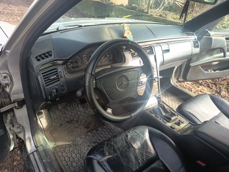 Mercedes-Benz E 200, снимка 9 - Автомобили и джипове - 52517509