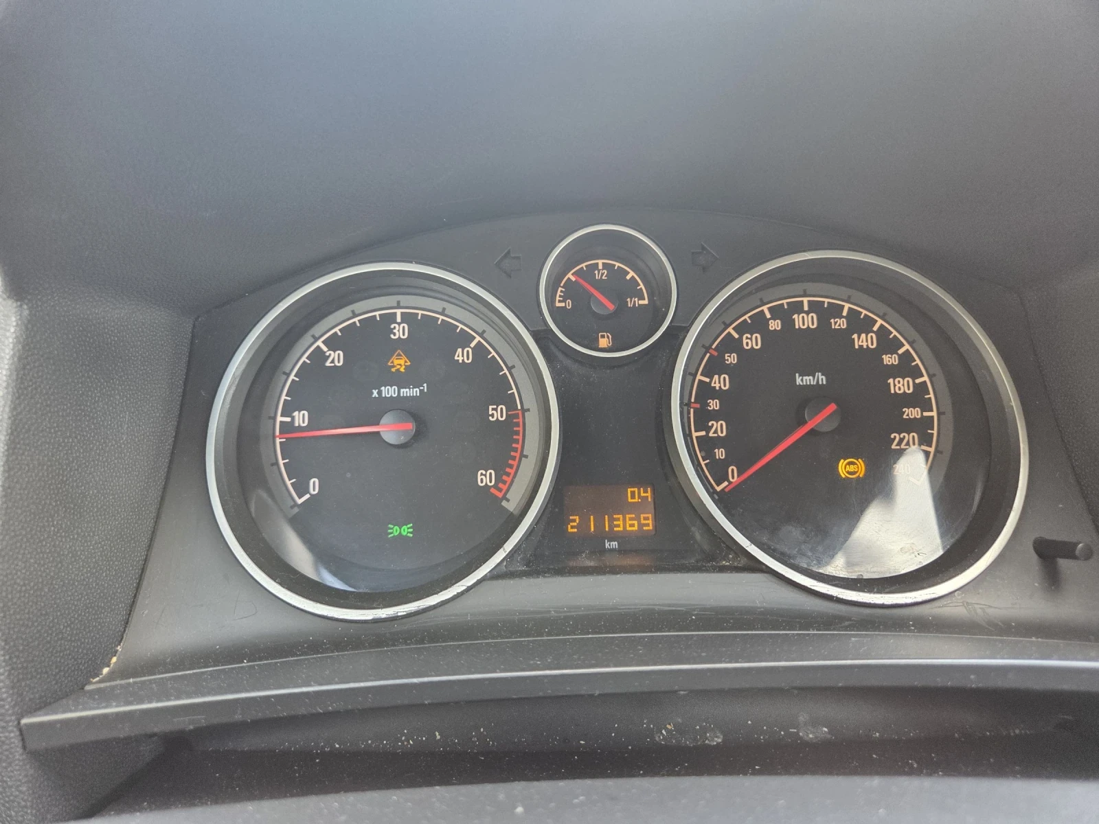 Opel Zafira 1.9CDTi, снимка 16 - Автомобили и джипове - 54413328