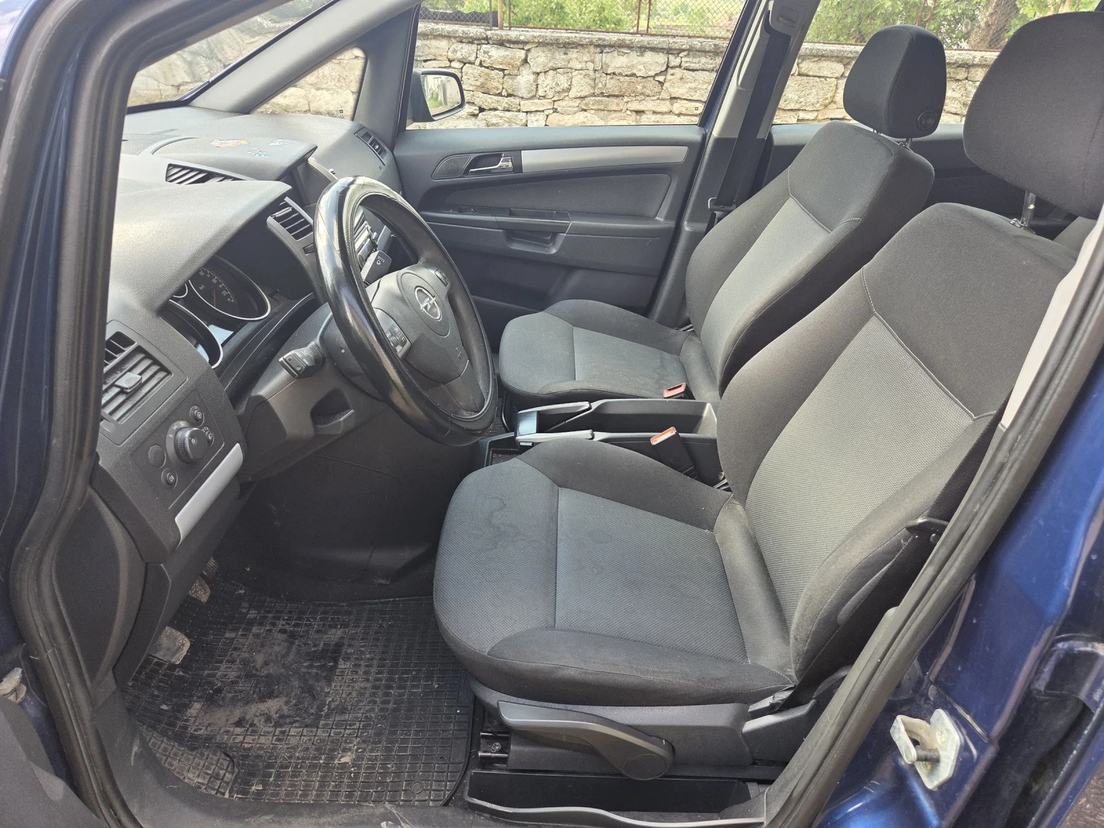 Opel Zafira 1.9CDTi, снимка 15 - Автомобили и джипове - 54413328