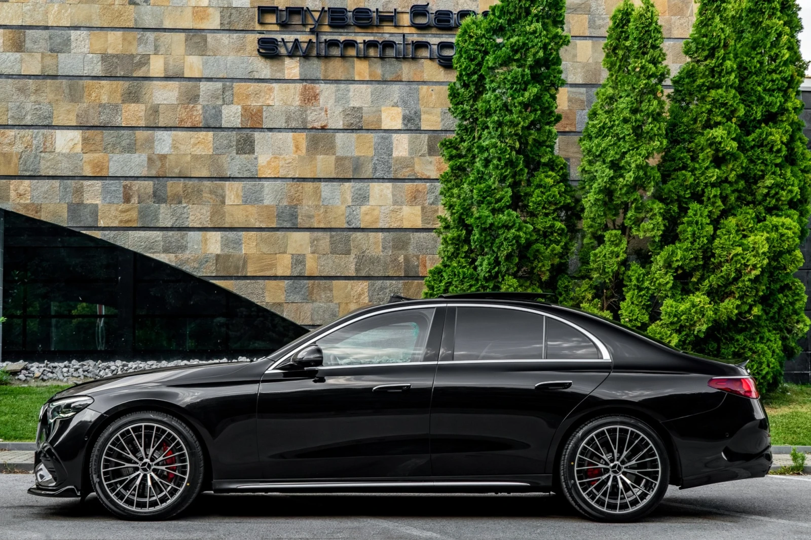 Mercedes-Benz E 220 d* AMG EXCLUSIVE* PANORAMA* DIGITAL* ГАРАНЦИОНЕН, снимка 2 - Автомобили и джипове - 55193980