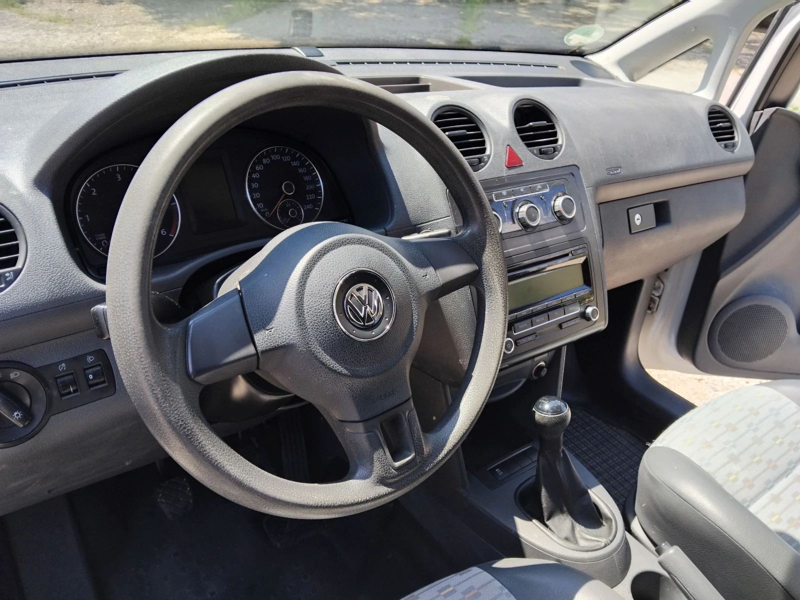 VW Caddy 1.6 tdi, снимка 3 - Автомобили и джипове - 55391425