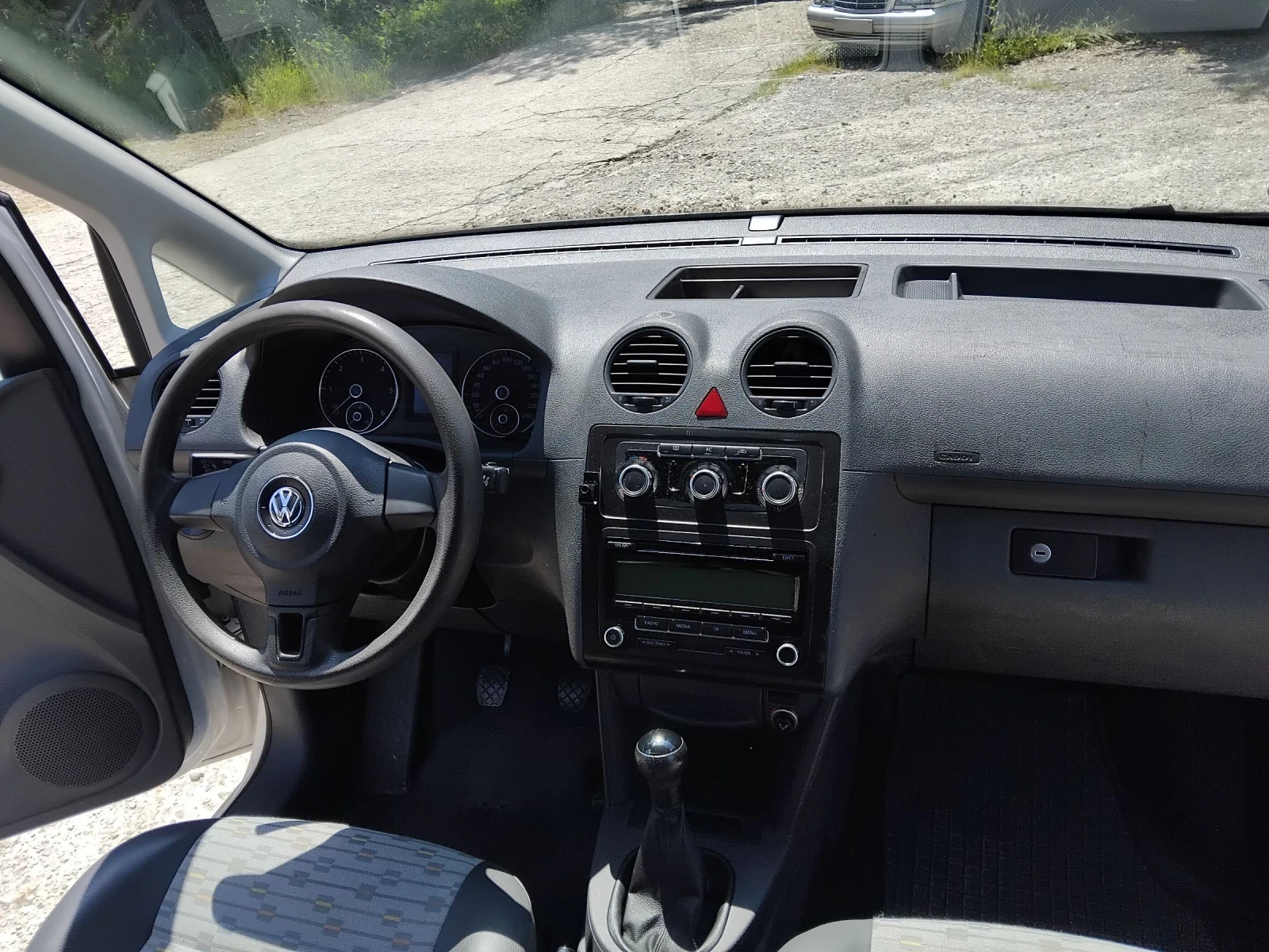VW Caddy 1.6 tdi, снимка 4 - Автомобили и джипове - 55391425