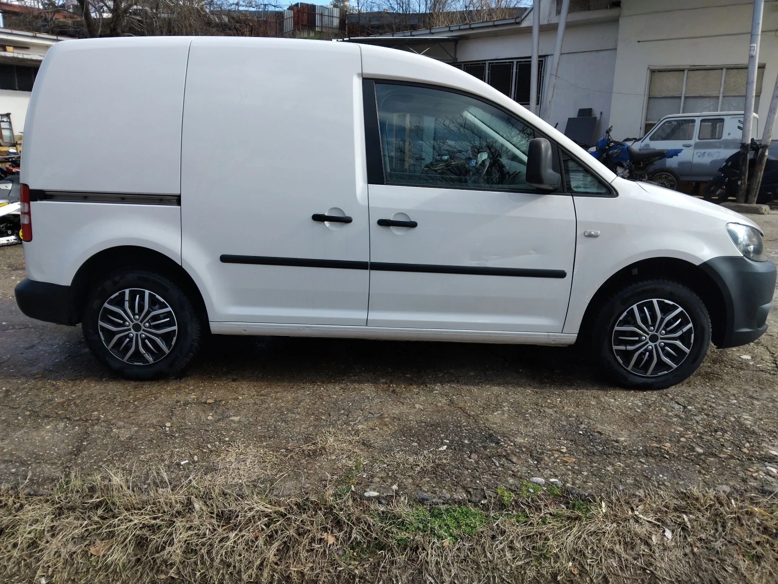 VW Caddy 1.6 tdi, снимка 13 - Автомобили и джипове - 55391425
