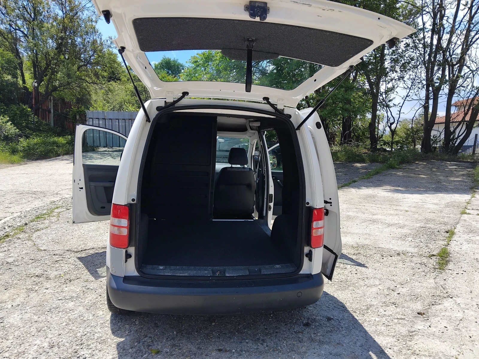 VW Caddy 1.6 tdi, снимка 6 - Автомобили и джипове - 55391425