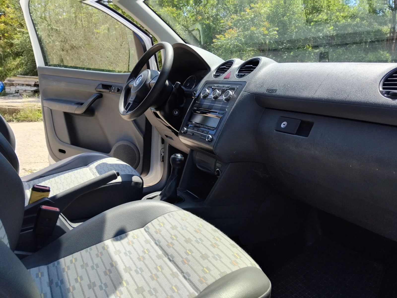 VW Caddy 1.6 tdi, снимка 5 - Автомобили и джипове - 55391425