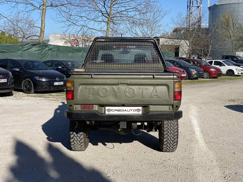 Toyota Hilux 2.4D, снимка 5 - Автомобили и джипове - 45048006