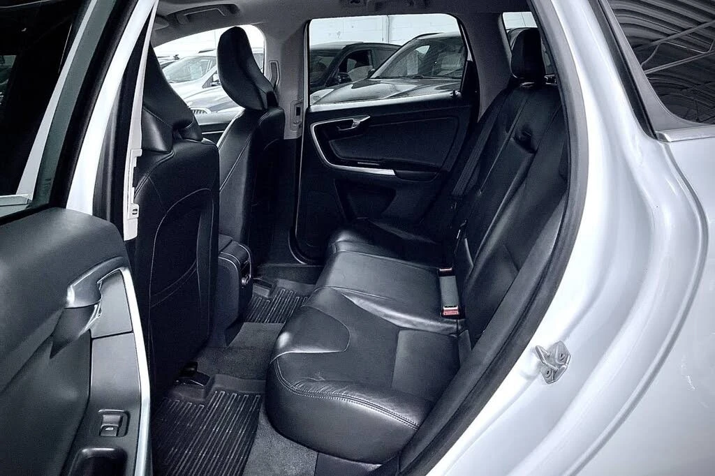 Volvo XC60 T5 Special Edition * Пано * АвтоКредит(ЦЕНА ДО БГ), снимка 13 - Автомобили и джипове - 56202220