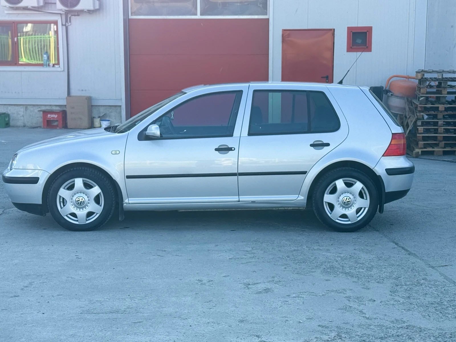 VW Golf 1.8, снимка 4 - Автомобили и джипове - 54100761