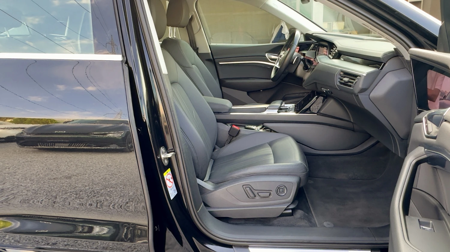 Audi E-Tron 55 SPORTBACK Head-up Keyless Cam360 Кожа Подгрев, снимка 14 - Автомобили и джипове - 55673497