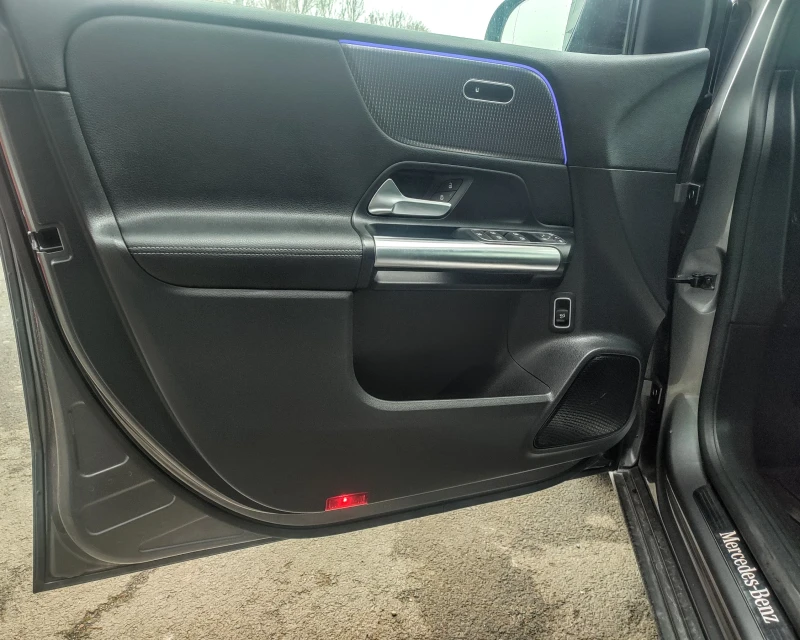 Mercedes-Benz GLA 200 Full Led* Cameras* Ambient, снимка 2 - Автомобили и джипове - 53213062