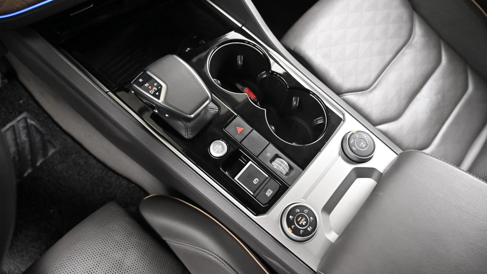 VW Touareg 3.0 TDI* ЕЛ. БАГАЖНИК* BLIND SPOT* ЛЮК* КРАЙНА ЦЕН, снимка 9 - Автомобили и джипове - 55983962