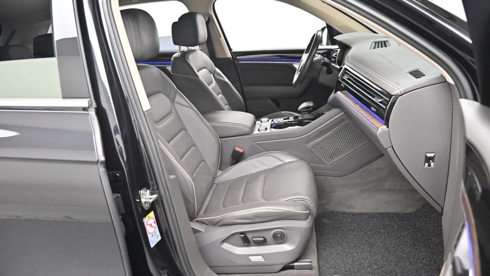 VW Touareg 3.0 TDI* ЕЛ. БАГАЖНИК* BLIND SPOT* ЛЮК* КРАЙНА ЦЕН, снимка 10 - Автомобили и джипове - 55983962