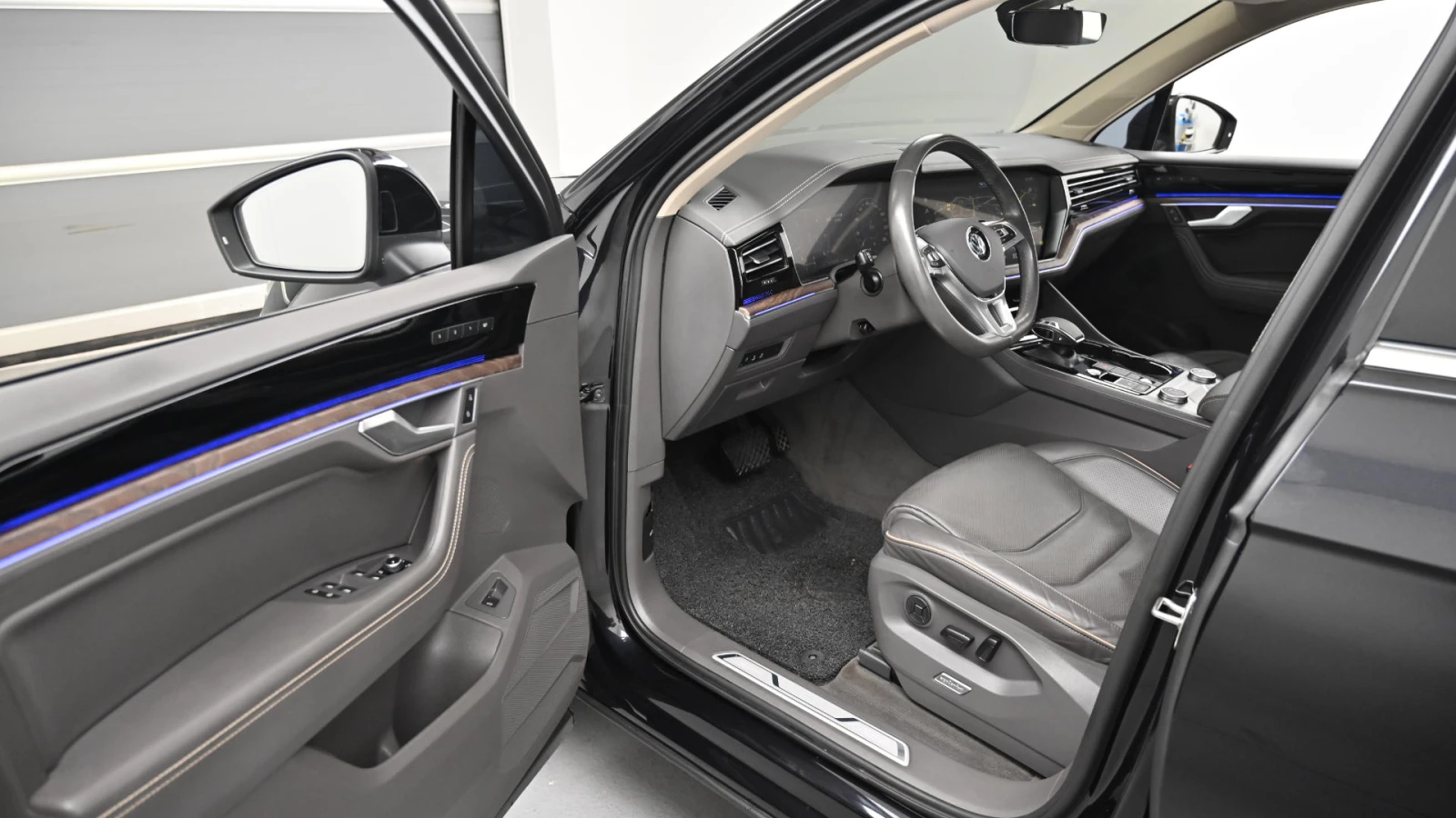 VW Touareg 3.0 TDI* ЕЛ. БАГАЖНИК* BLIND SPOT* ЛЮК* КРАЙНА ЦЕН, снимка 11 - Автомобили и джипове - 55983962